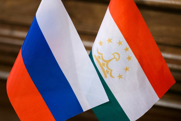 Флаг России и Таджикистана